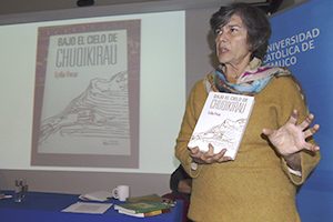 Prensa UC Temuco » Experta en lingüística presentó su libro Bajo el cielo de Chuqikirau