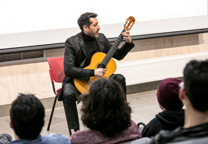 Esteban Espinoza brindó un Concierto de Guitarra Latinoamericana en la UC Temuco > UCT
