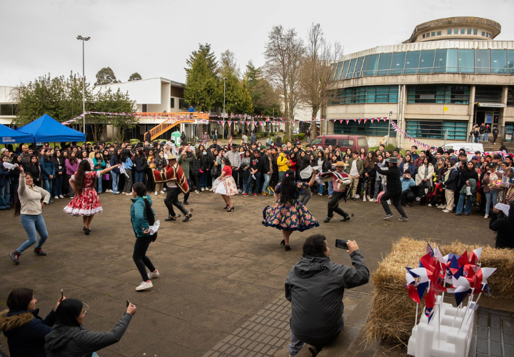 Comunidad UC Temuco celebró las fiestas patrias con cuecas al aire libre > UCT